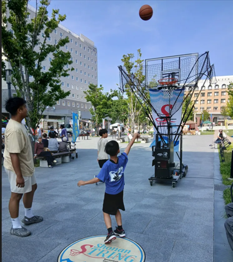 シューティングマシンで遊ぶ子ども
