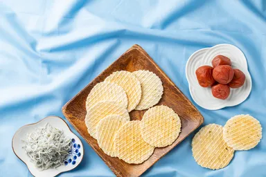 静岡しらすの梅せんべい(15枚)　843円