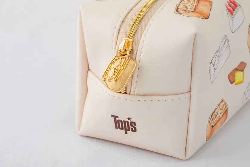 チャームはチョコレートケーキの形に