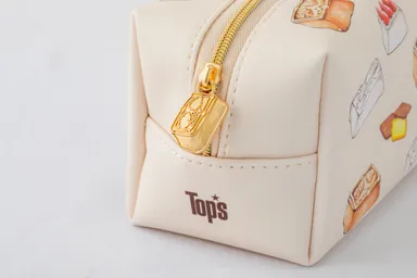 チャームはチョコレートケーキの形に