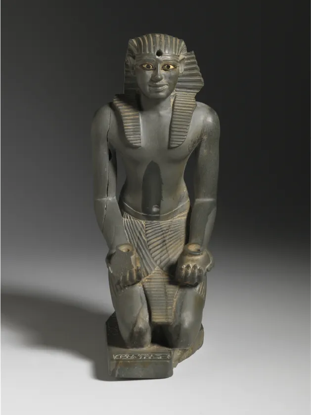《ひざまずくペピ 1 世の小像》  前 2338～前 2298年頃  ブルックリン博物館蔵  Photo：Brooklyn Museum
