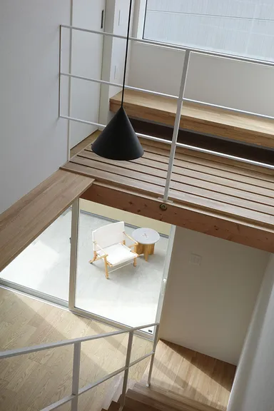 猫と読書を楽しめる階段上のデッキ