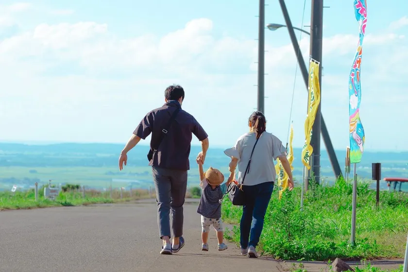 庄内平野が見渡せる月山高原での親子連れ