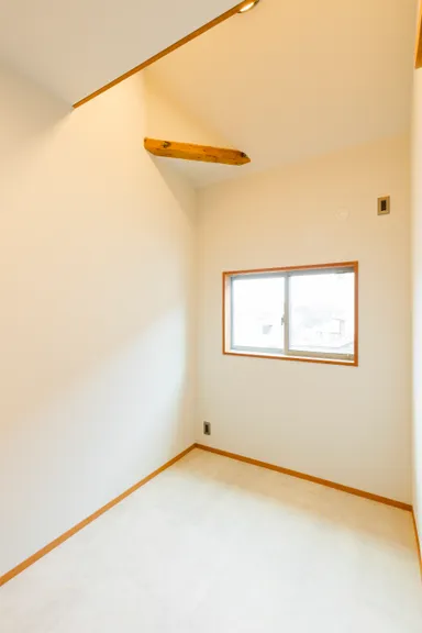 ロフトのある洋室
