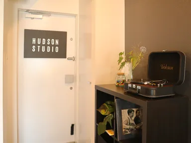 NYの空気を感じるエントランス。音楽とアートに囲まれた上質な空間で、ネイルだけでなく心も癒されるひとときを