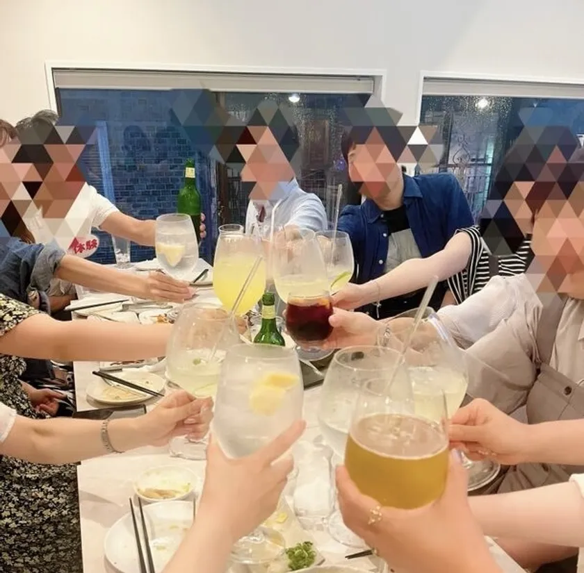 コンパの乾杯シーン