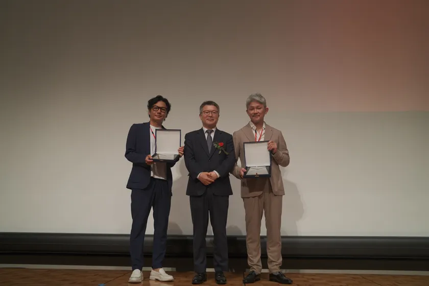 図10:優秀臨床歯科を受賞した先生方(左:中村歯科医院 中村 武仁先生、右:吉祥寺セントラルクリニック 洪 性文先生)とパク・ジョンス法人長