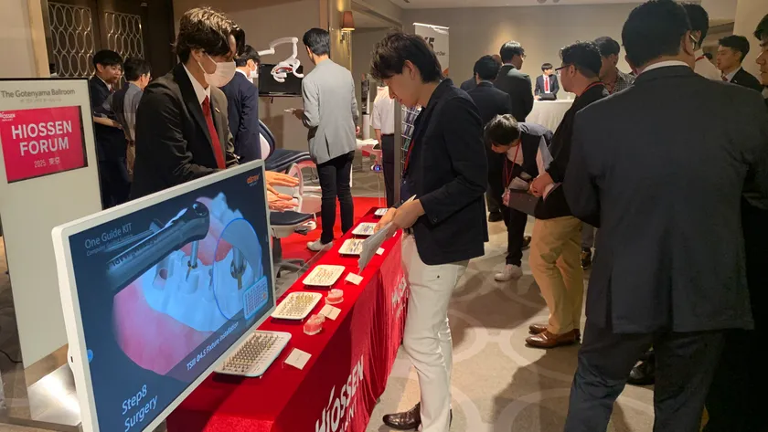 図6:営業社員から歯科用ドリルなどの説明を受ける参加者