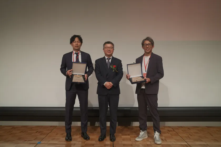 図9:優秀臨床歯科を受賞した先生方(左:冨森歯科医院 冨森 伸一郎先生、右:カンダデンタルけやきオフィス前橋 神田 浩之先生)とパク・ジョンス法人長