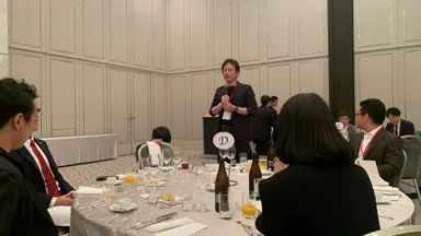 図11：懇親会で挨拶するオステムOICディレクターの東京銀座デンタルクリニック 金山 健夫先生