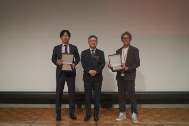 図9：優秀臨床歯科を受賞した先生方(左：冨森歯科医院 冨森 伸一郎先生、右：カンダデンタルけやきオフィス前橋 神田 浩之先生)とパク・ジョンス法人長