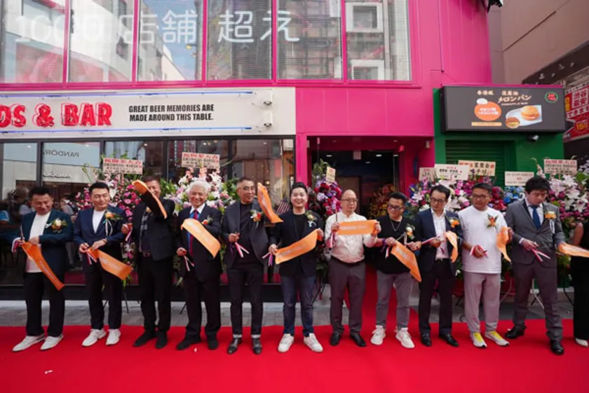 スターカラオケ渋谷店のテープカットに参加した主なメンバー:スターカラオケ創業者・翁培民氏、印力集団董事長・丁力業氏、全聯不動産聯合会会長・王永平氏、贏商股イ分総裁・周艶斌氏、龍柏基金董事長・蒋躍敏氏、本誌編集長・蒋豊、日本中華總商会常務理事/ACEHIGH創業者兼CEO・佐々木健一氏