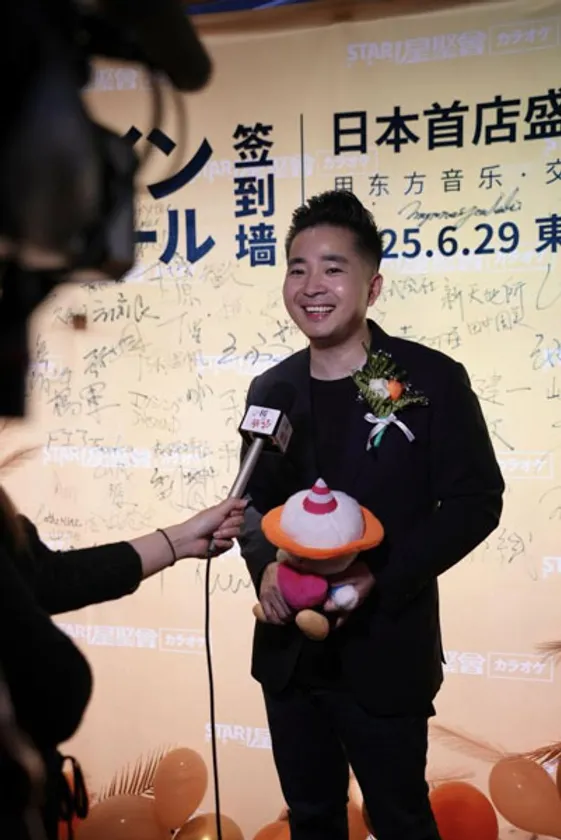 スターカラオケ渋谷店のテープカットに参加した主なメンバー:スターカラオケ創業者・翁培民氏、印力集団董事長・丁力業氏、全聯不動産聯合会会長・王永平氏、贏商股イ分総裁・周艶斌氏、龍柏基金董事長・蒋躍敏氏、本誌編集長・蒋豊、日本中華總商会常務理事/ACEHIGH創業者兼CEO・佐々木健一氏