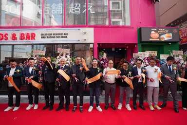 スターカラオケ渋谷店のテープカットに参加した主なメンバー：スターカラオケ創業者・翁培民氏、印力集団董事長・丁力業氏、全聯不動産聯合会会長・王永平氏、贏商股イ分総裁・周艶斌氏、龍柏基金董事長・蒋躍敏氏、本誌編集長・蒋豊、日本中華總商会常務理事／ACEHIGH創業者兼CEO・佐々木健一氏