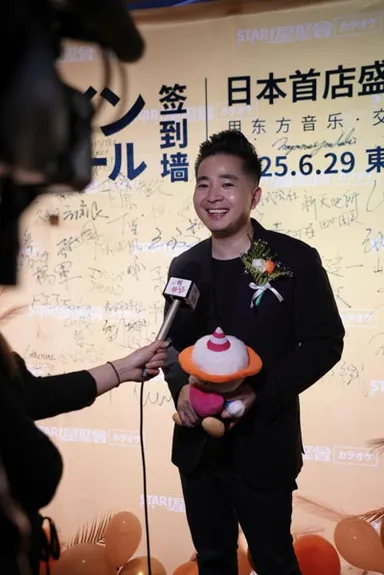 スターカラオケ渋谷店のテープカットに参加した主なメンバー：スターカラオケ創業者・翁培民氏、印力集団董事長・丁力業氏、全聯不動産聯合会会長・王永平氏、贏商股イ分総裁・周艶斌氏、龍柏基金董事長・蒋躍敏氏、本誌編集長・蒋豊、日本中華總商会常務理事／ACEHIGH創業者兼CEO・佐々木健一氏