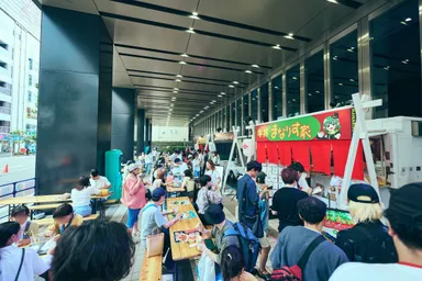 多くの来場者で賑わう「脳汁屋台」