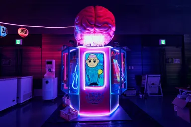巨大な脳が幻想的に光輝く「脳汁スタンド」