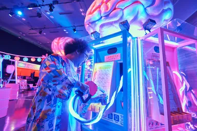 給油機のノズルから注がれる「脳汁ドリンク」