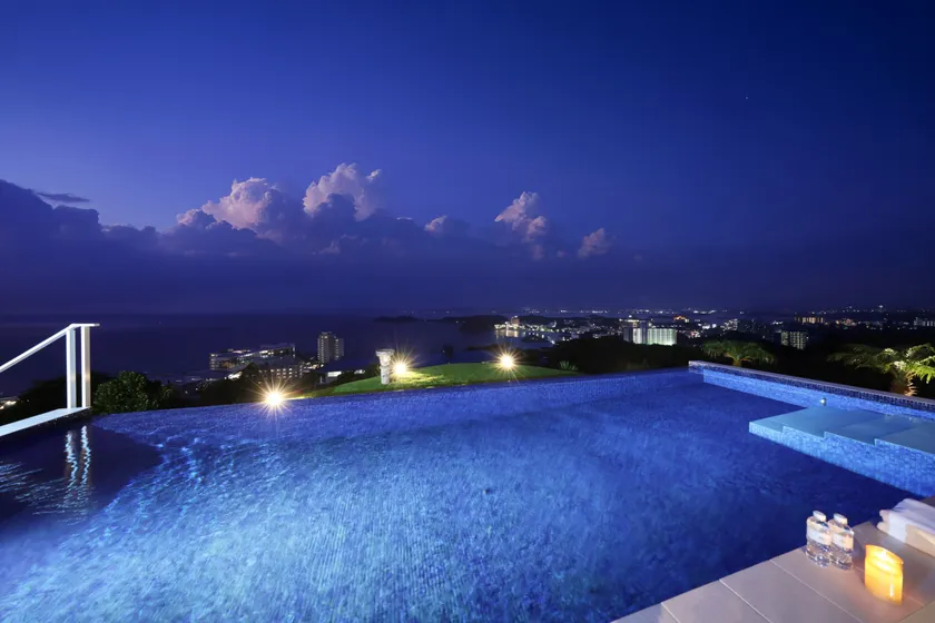 和歌山の海を一望できるプール