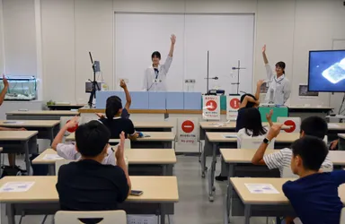 Photo.04 昨年開催した「塩の実験室」のようす