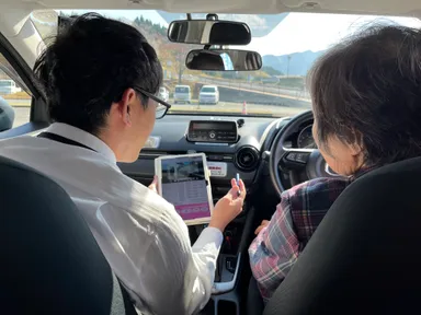 高齢者へのセフモを使用した指導シーン