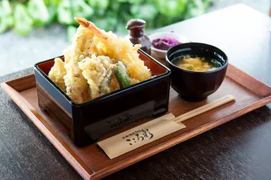 人気の「彩り天重(6種)」