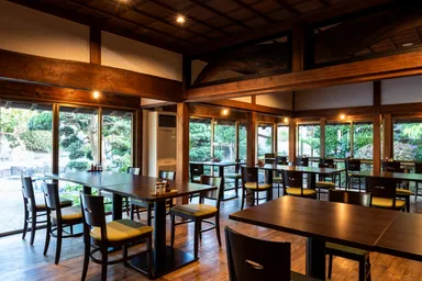 店内から見える日本庭園