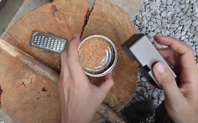 火口を空き缶に移す様子