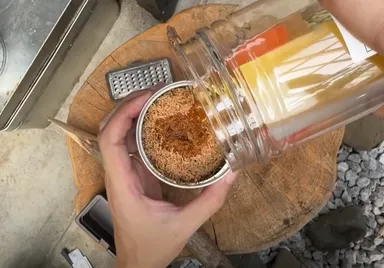 廃食用油を入れる様子