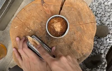 追加で乾いた火口を入れる様子