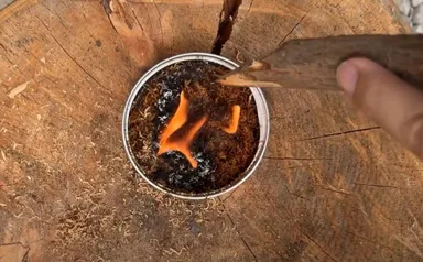 着火した火を安定させている様子