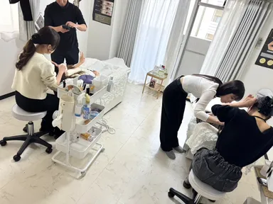 アイサロン研修中風景　未経験でも2ヶ月以内にデビューが可能