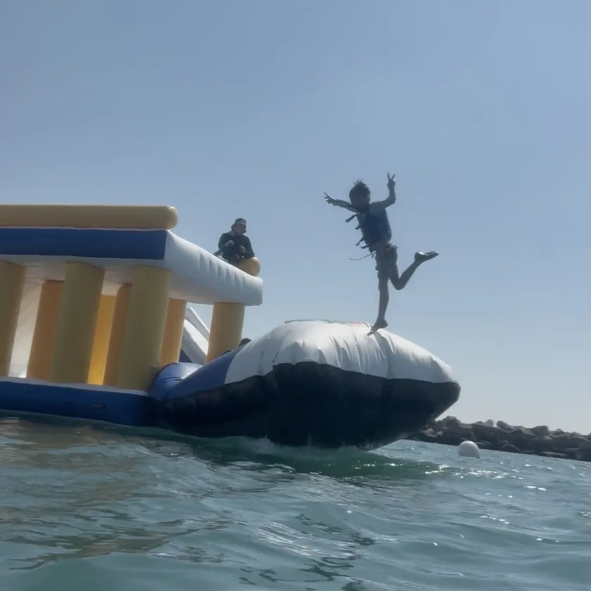 空中に跳ね飛ばす!Blobバルーン