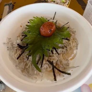 海の家では近くの漁港でとれた海鮮を使ったメニューも提供されています