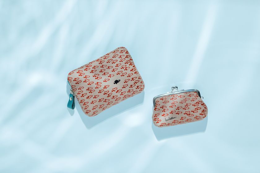 絵本作家レオ・レオニの『スイミー』と、
日本の伝統革工芸「甲州印伝」が初コラボレーション！
小さな魚たちとスイミーを2色の漆で表現した、「財布」「ポーチ」「ミラー」など、
7種類を渋谷ヒカリエ内で開催中の「レオ・レオーニの絵本づくり展」で先行発売！