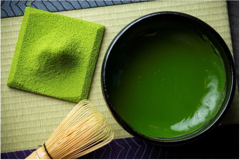 美しい緑色が特徴。店内で丁寧に練り上げた「お濃茶」を使用しております