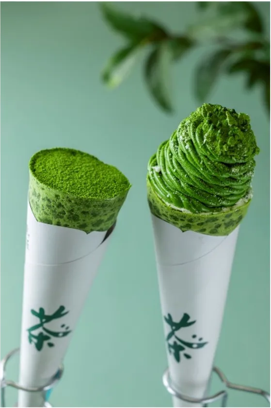 左から、冷やしお濃茶クレープ、冷やし富士山モンブランクレープ