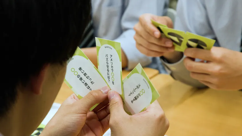 マイクエスチョンを活用するカードゲームの様子