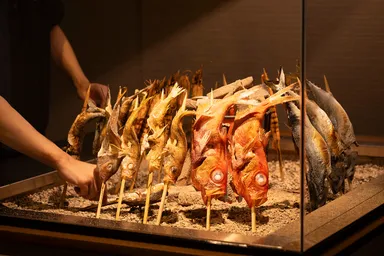 店内中央の炉端