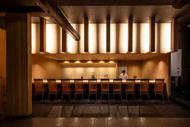 【2025年7月23日(水)グランドオープン】 日本の伝統と革新が交差する、美食の舞台 「能登前寿司と原始焼き 鮨 湊崎」 金沢・片町に誕生