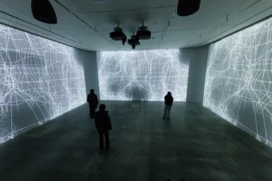 3面プロジェクター投影されるスタジオも！2