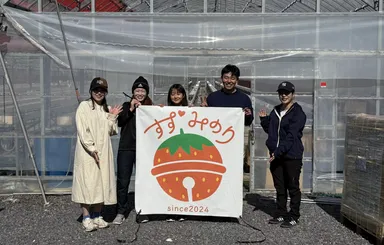 崩れてしまったハウスの再建に集まってくれた仲間たち