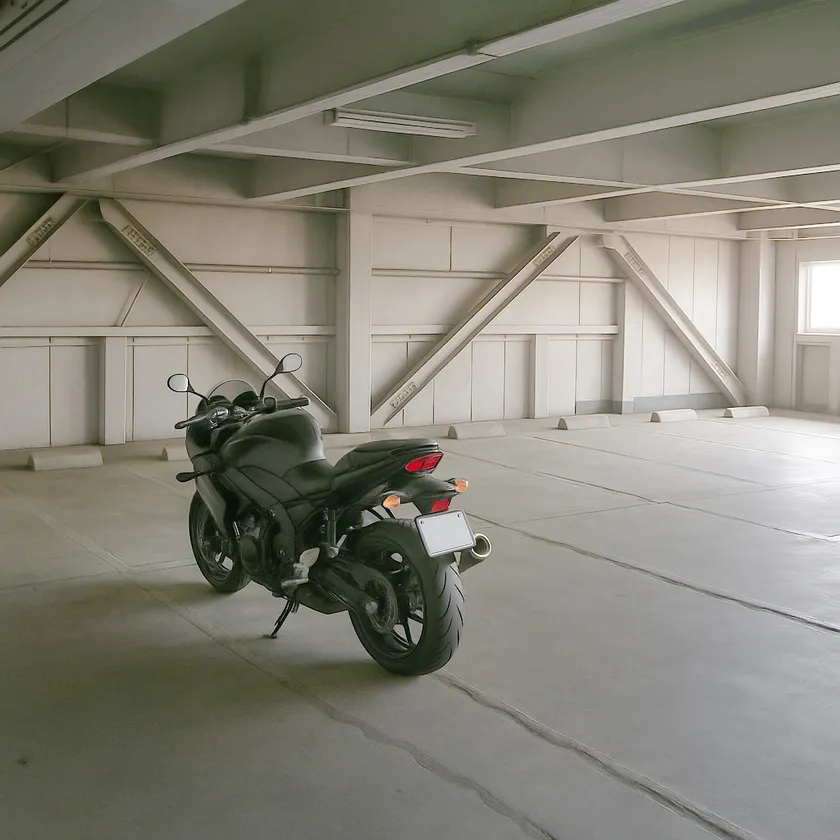 屋根付きで雨風から愛車を守れる!大型バイクも余裕の立体駐車場