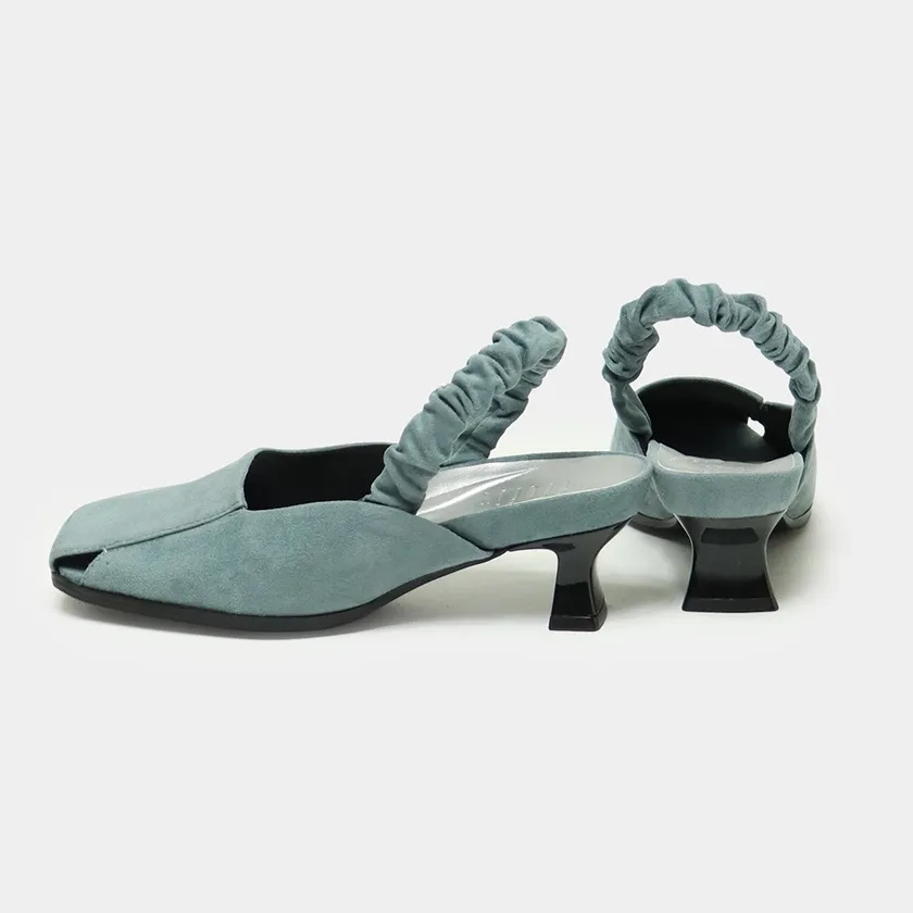 安定感と細見えを両立したヒール形状