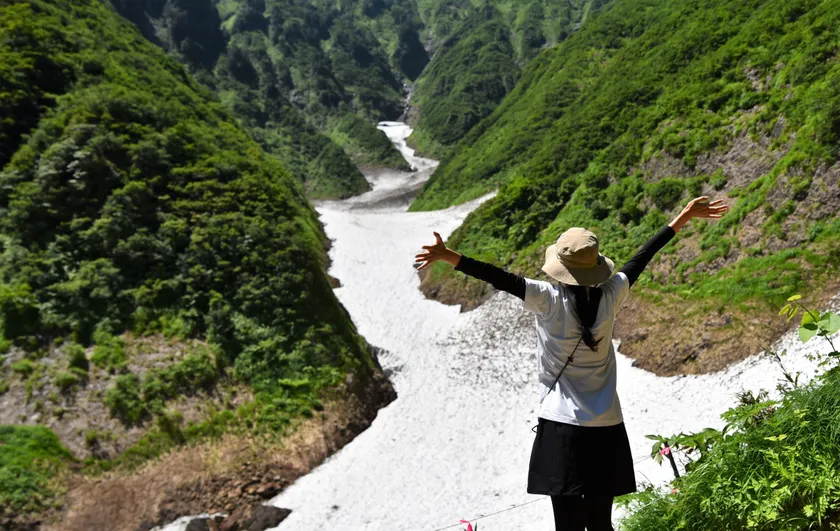 魚沼市 中荒沢の「万年雪」(1)