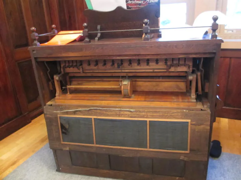 八重子愛用のオルガン背面