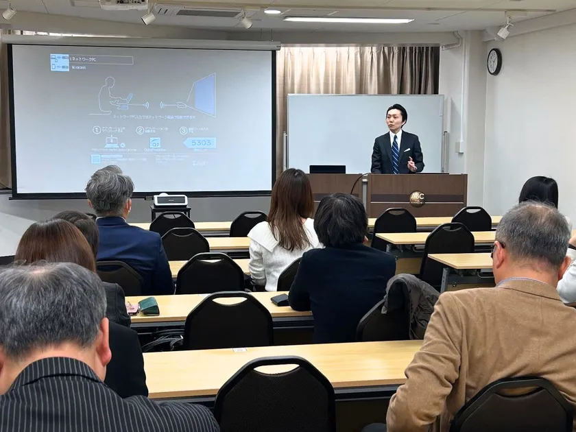 専門家向けにセミナーを行う白岩 健介代表理事