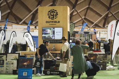 両手にいっぱい買い物できます