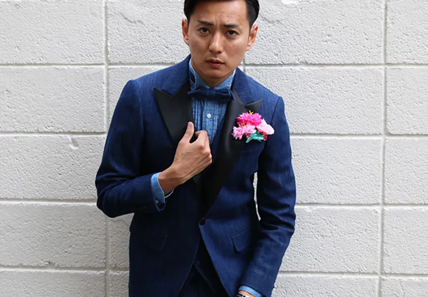 デニムスーツはタキシード仕様に変更することができます