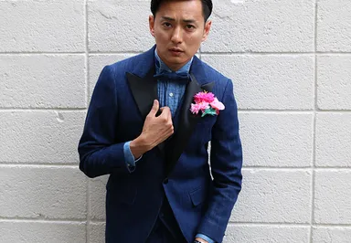 デニムスーツはタキシード仕様に変更することができます